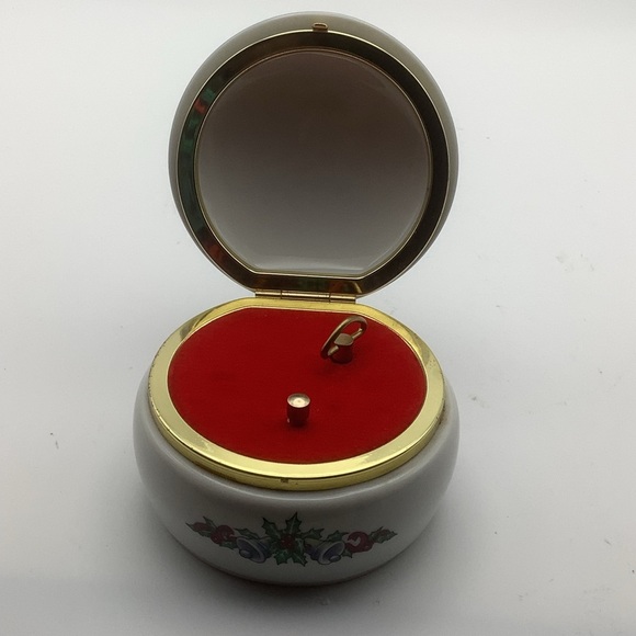 Vintage 1992 Heritage House Silver Bells Christmas Musical Box - Picture 12 of 14